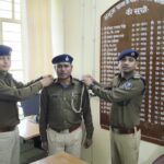 भभुआ एसडीपीओ एवं थानाध्यक्ष ने पदोन्नति के लिए दो पुलिस कर्मियो को किया सम्मानित